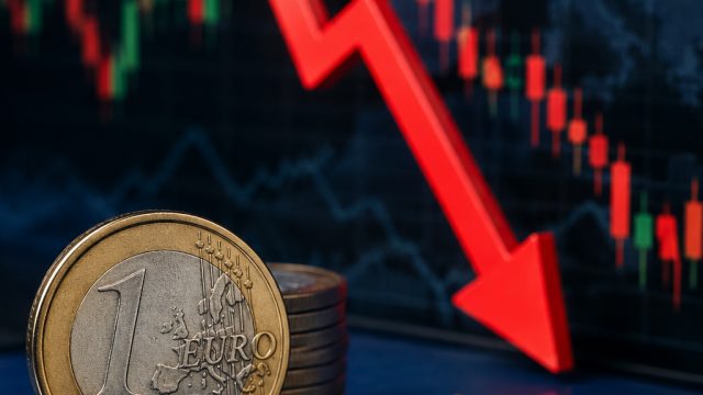 Euro Decline Signals Economic Uncertainty Amid Diverging Policies